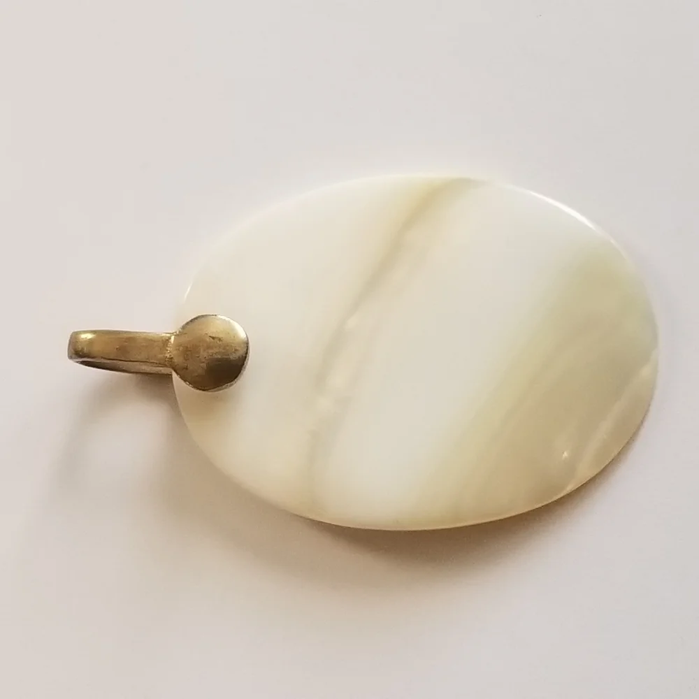 Vintage seashell pendant mother of pearl off white gold tone beach sea shell